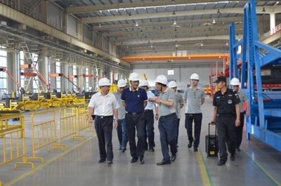 中國(guó)汽車工業(yè)協(xié)會(huì)副秘書葉盛基長(zhǎng)蒞臨大連專用車產(chǎn)業(yè)園